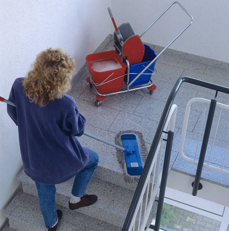 Serviço de Auxiliar de Limpeza para Condomínios Empresa Capão Redondo - Serviços de Condomínio